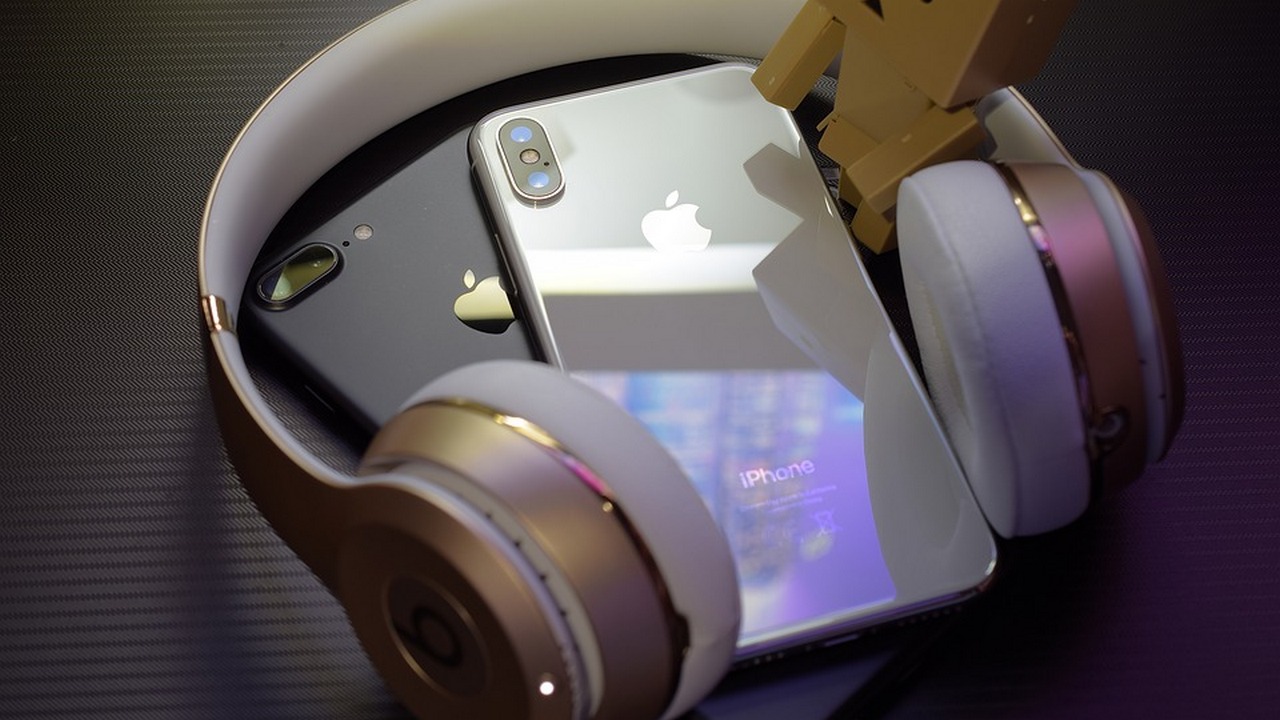 Apple's 2018 iPhone lineup to cost lower than last year's iPhone X: Report Apple's 2018 iPhone lineup to cost lower than last year's iPhone X: Report