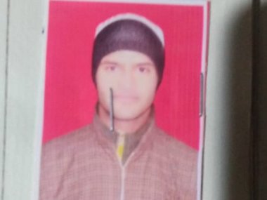 SPO posted at residence of PDP MLA in Srinagar flees with several rifles, alert sounded across Kashmir SPO posted at residence of PDP MLA in Srinagar flees with several rifles, alert sounded across Kashmir