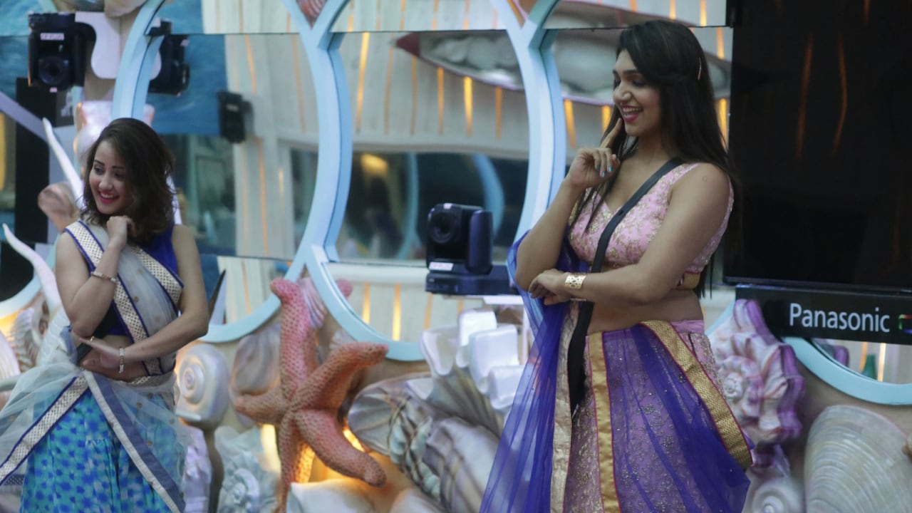 Kriti and Roshmi grooving to Baby doll main sone di