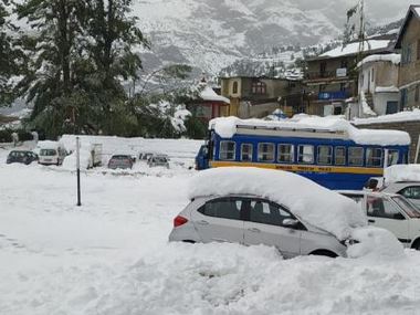 Around 300 people stranded due to heavy snowfall in Himachal Pradesh's Lahaul and Spiti district rescued Around 300 people stranded due to heavy snowfall in Himachal Pradesh's Lahaul and Spiti district rescued