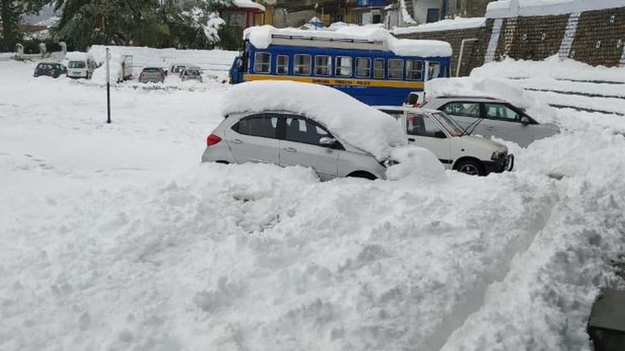 Around 300 people stranded due to heavy snowfall in Himachal Pradesh's ...