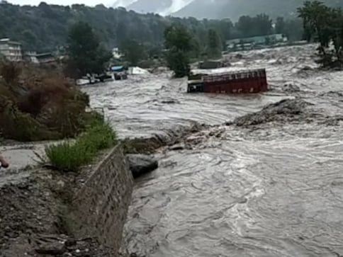 Himachal Pradesh: Two dead as heavy rains trigger flash floods; officials issue high alert for Kullu district Himachal Pradesh: Two dead as heavy rains trigger flash floods; officials issue high alert for Kullu district