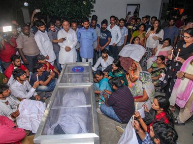Apple executive Vivek Tiwari shot dead in Lucknow: SP leaders, activists meet kin, seek justice Apple executive Vivek Tiwari shot dead in Lucknow: SP leaders, activists meet kin, seek justice