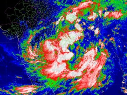 Cyclone alert: IMD expects landfall at midnight in south Odisha-north Andhra Pradesh; fishermen advised to stay on land Cyclone alert: IMD expects landfall at midnight in south Odisha-north Andhra Pradesh; fishermen advised to stay on land