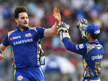 Mumbai Indians cricketer Mitchell McClenaghan (L) celebrates with teammates after taking the wicket of Kolkata Knight Riders batsman Chris Lynn during the 2018 Indian Premier League (IPL) Twenty20 cricket match between Mumbai Indians and Kolkata Knight Riders at the Wankhede Stadium in Mumbai on May 6, 2018. (Photo by PUNIT PARANJPE / AFP) / ----IMAGE RESTRICTED TO EDITORIAL USE - STRICTLY NO COMMERCIAL USE----- / GETTYOUT