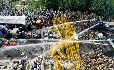 Kisan Kranti Yatra: Farmers' march turns violent at Delhi-Uttar Pradesh border, police use tear gas to disperse protesters