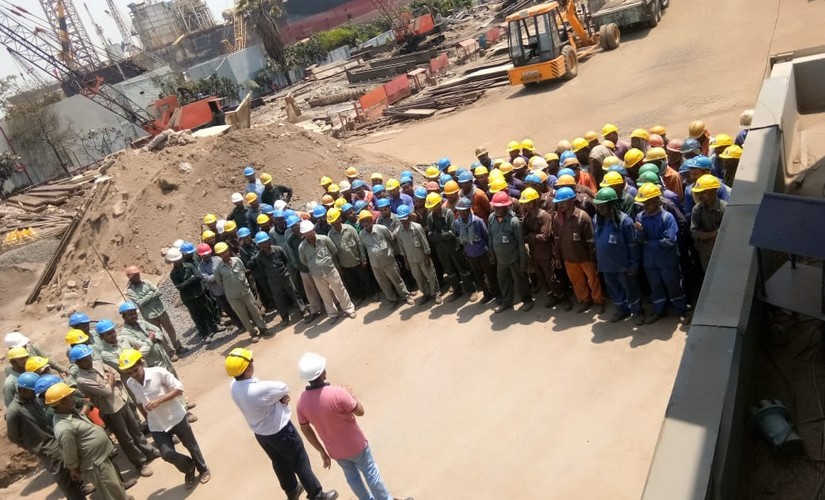 Workers at Alang ship breaking yard. Hemrajsinh Vala/101Reporters.com