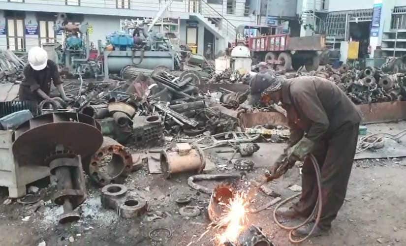 Workers on site at Alang ship breaking yard in Bhavnagar, Gujarat. Arvind Bhatti/101Reporters.com