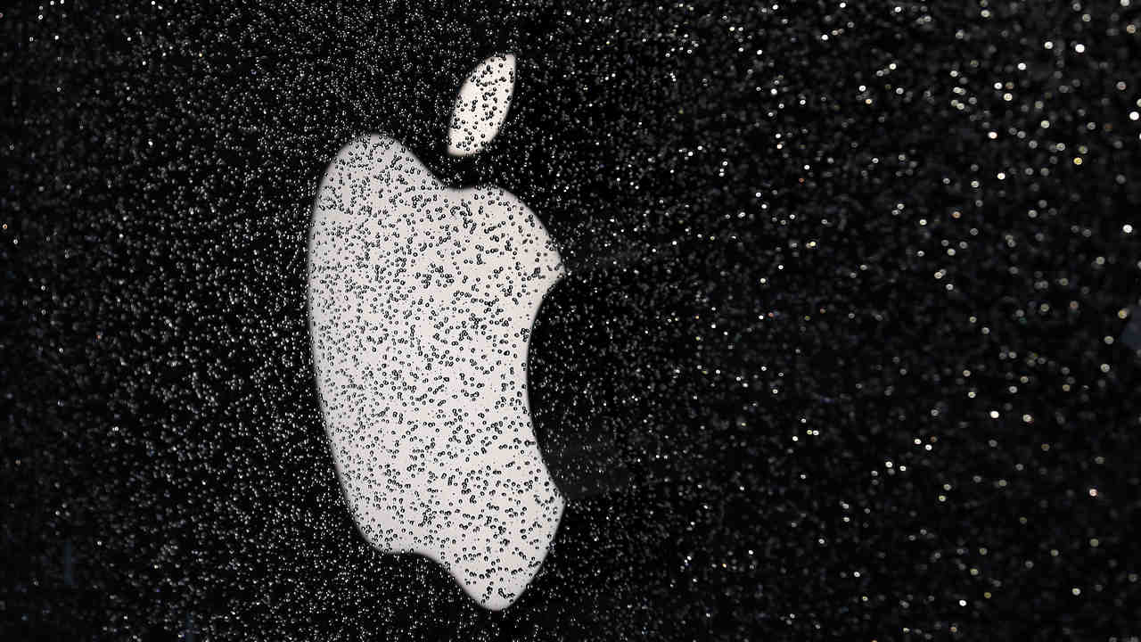 Apple's logo is seen outside flagship store downtown Milan, Italy, October 23, 2018. REUTERS/Stefano Rellandini - RC13307ADEF0