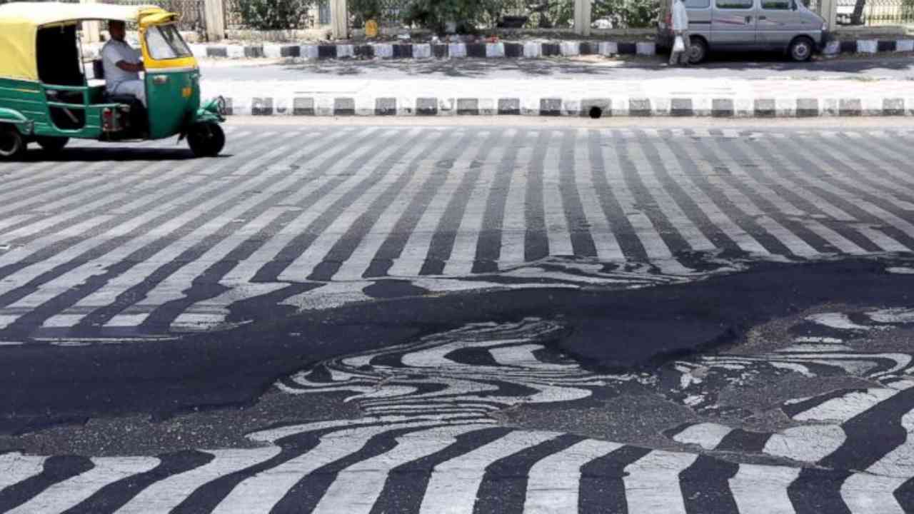 Melting asphalt during a heat wave in Delhi on May 27, 2017. Image courtesy: Harish Tyagi/EPA