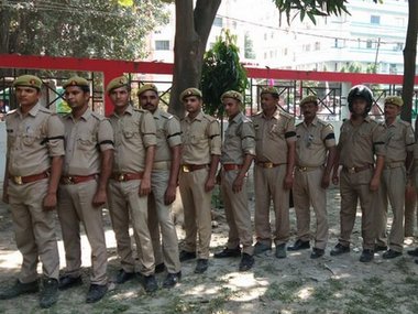 Vivek Tiwari murder: Uttar Pradesh Police constables back accused colleague, observe 'Black Day' to protest his arrest Vivek Tiwari murder: Uttar Pradesh Police constables back accused colleague, observe 'Black Day' to protest his arrest