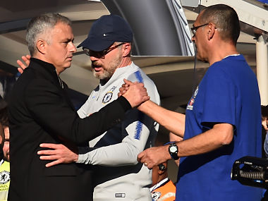 Manchester United's Portuguese manager Jose Mourinho (L) shakes hands with Chelsea's Italian head coach Maurizio Sarri (R) as Chelsea's fitness coach Paolo Bertelli (C) stands by after the English Premier League football match between Chelsea and Manchester United at Stamford Bridge in London on October 20, 2018. - The game finished 2-2. (Photo by Glyn KIRK / AFP) / RESTRICTED TO EDITORIAL USE. No use with unauthorized audio, video, data, fixture lists, club/league logos or 'live' services. Online in-match use limited to 120 images. An additional 40 images may be used in extra time. No video emulation. Social media in-match use limited to 120 images. An additional 40 images may be used in extra time. No use in betting publications, games or single club/league/player publications. /