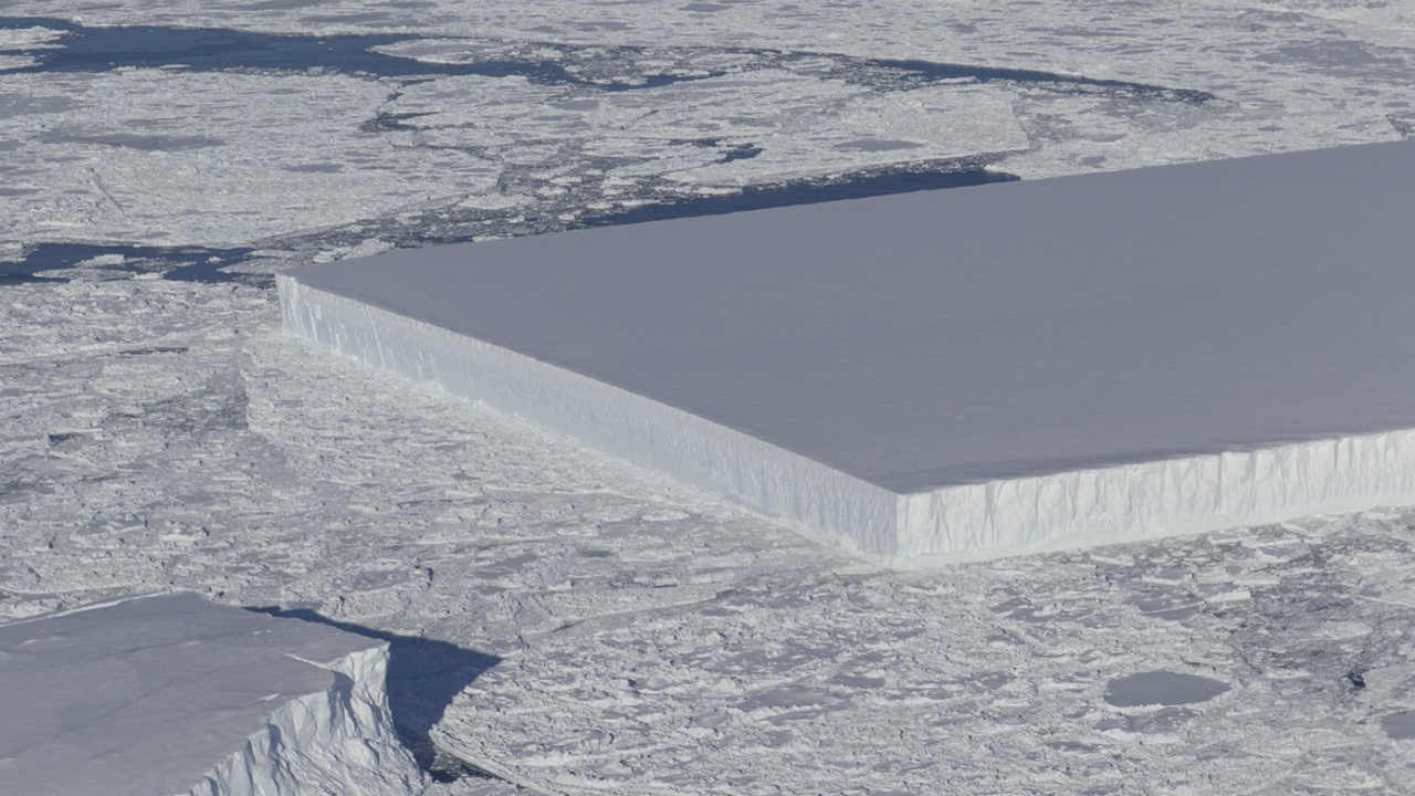 NASA finds an iceberg in Antarctica cut to a rectangle with an uncanny precision NASA finds an iceberg in Antarctica cut to a rectangle with an uncanny precision