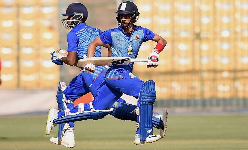   Aditya Tare and Siddesh Lad of Mumbai race between the wickets in their final match against Delhi at Vijay Hazare, the final match of the trophy, at Chinnaswamy Stadium in Bengaluru, Saturday, October 20, 2018. Mumbai won the final match with 4 wickets. (Photo PTI / Shailendra Bhojak) (PTI10_20_2018_000107B) 