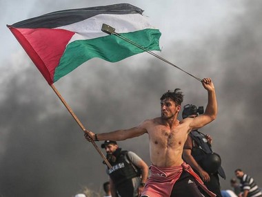 Photo of Palestinian protester goes viral: Twitterati likens him to David taking on Goliath, French Revolution painting Photo of Palestinian protester goes viral: Twitterati likens him to David taking on Goliath, French Revolution painting