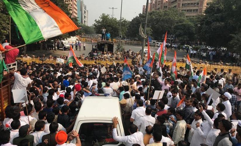 Dramatic images took place in the high security area of ​​the nation's capital as opposition protesters jostled for police and tried to cross the barricade. Ravishankar Singh