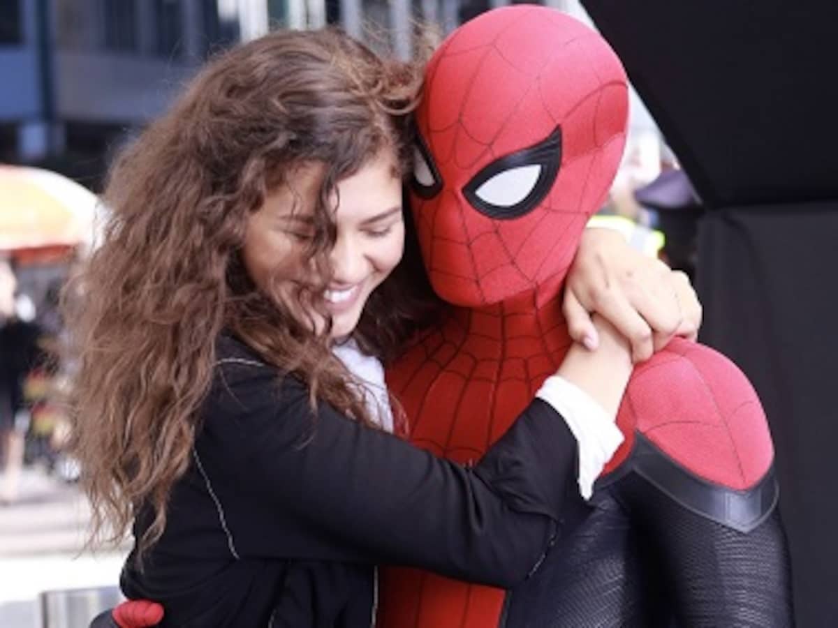 Spider-Man Far From Home leaked set photos reveal first look at Tom  Holland's new red and black suit-Entertainment News , Firstpost