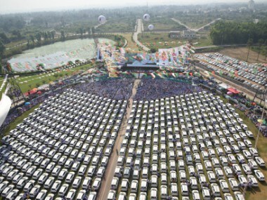 Indian diamond merchant gifts 600 cars to staff