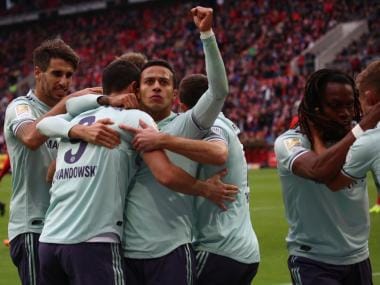 Thiago Alcantara celebrates with Bayern Munich teammates after scoring against Mainz. Image courtesy: Twitter @FCBayern