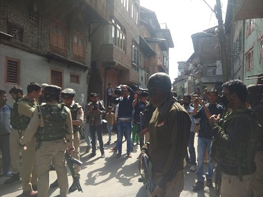 Jammu and Kashmir: Suspected militants kill 2 NC workers in Srinagar; Omar Abdullah, Mehbooba condemn shooting Jammu and Kashmir: Suspected militants kill 2 NC workers in Srinagar; Omar Abdullah, Mehbooba condemn shooting