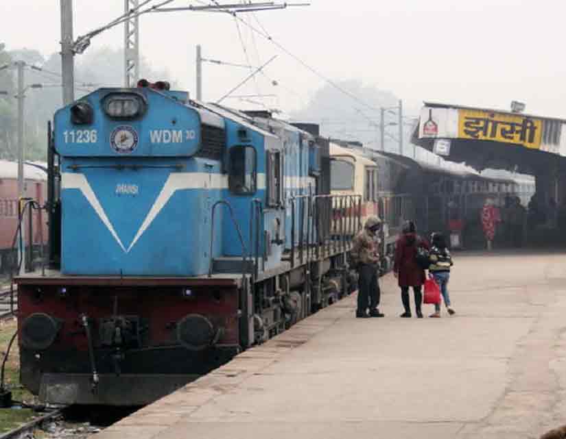 One of the biggest stations in North India, the Jhansi junction has been witness to chaotic scenes of migrant workers returning from Gujarat. Image Courtesy: Ajay Jha/101Reporters
