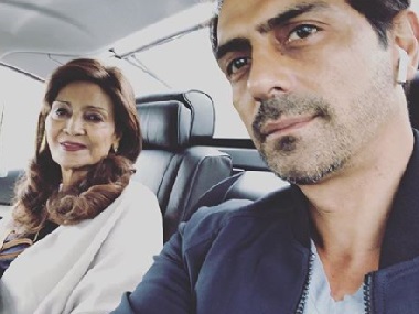 Arjun Rampal's mother passes away after battle with cancer; last rites performed on 28 October Arjun Rampal's mother passes away after battle with cancer; last rites performed on 28 October