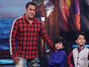 Bigg Boss 12, 14 October, Day 28 written updates: Nehha Pendse gets eliminated; Kajol enters house Bigg Boss 12, 14 October, Day 28 written updates: Nehha Pendse gets eliminated; Kajol enters house