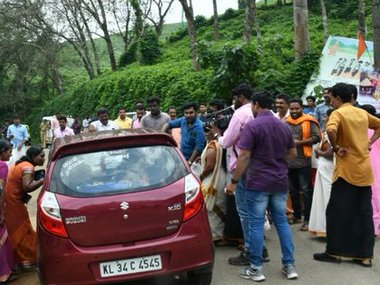 Amid Sabarimala protests, traditionalists attack several women reporters, vandalise media vehicles in Nilakkal, Pamba Amid Sabarimala protests, traditionalists attack several women reporters, vandalise media vehicles in Nilakkal, Pamba