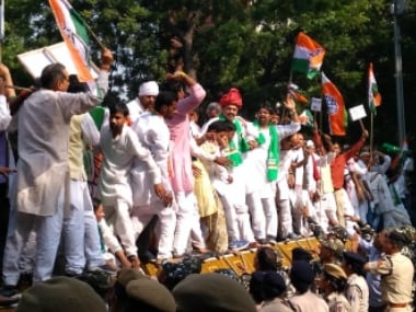 Farmers and Congress workers, led by Nana Patole, breach barriers at Parliament Street on Tuesday. Image: Debobrat Ghose/Firstpost