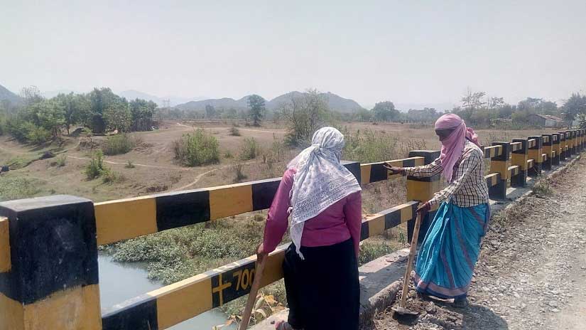 Labour work is not limited to men alone in Kalahandi. Image courtesy: Sneha Rout
