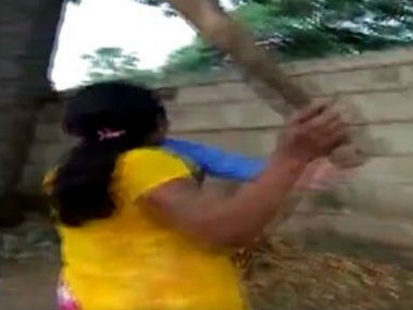 Woman thrashes banker in Karnataka for demanding sexual favours in exchange for loan; firm sacks employee Woman thrashes banker in Karnataka for demanding sexual favours in exchange for loan; firm sacks employee