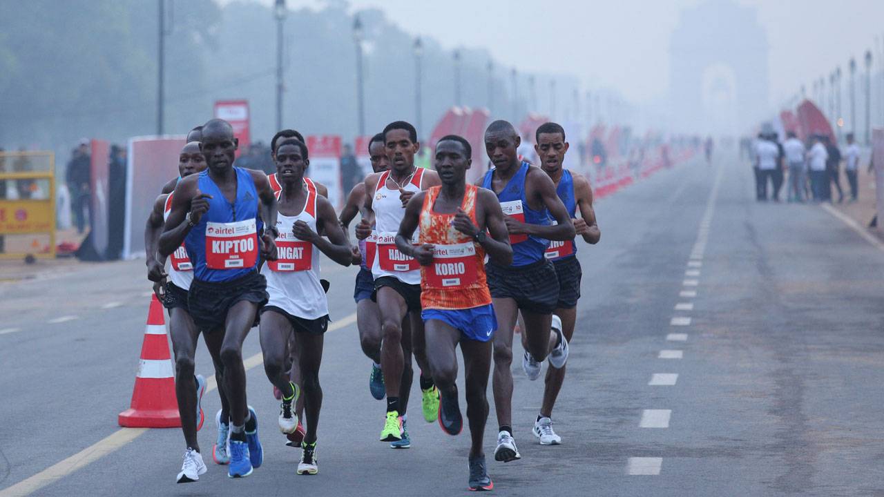Despite growing smog and doctors warnings thousands run global marathon in Delhi