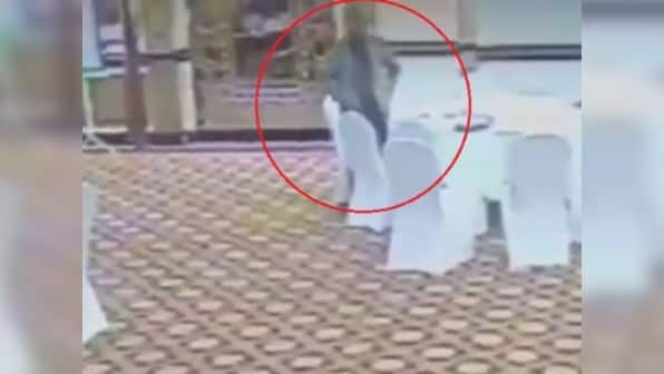 Pakistani bureaucrat suspended after video shows him stealing wallet of visiting Kuwaiti dignitary