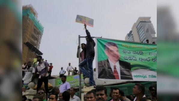 Supporters of former Sri Lanka PM protest against his sacking in Colombo, burn effigies of President Maithripala Sirisena