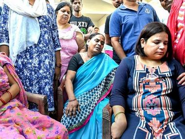 Vivek Tiwari murder: CCTV footage nails Prashant Chaudhary's lie; ex-IPS officers deplore police's 'trigger-happy' approach Vivek Tiwari murder: CCTV footage nails Prashant Chaudhary's lie; ex-IPS officers deplore police's 'trigger-happy' approach