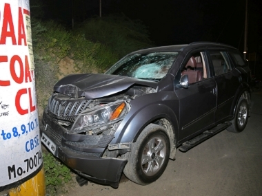 Apple executive Vivek Tiwari shot dead: 2 ex-cops arrested, 3 SHOs removed over campaign for arrested policemen Apple executive Vivek Tiwari shot dead: 2 ex-cops arrested, 3 SHOs removed over campaign for arrested policemen