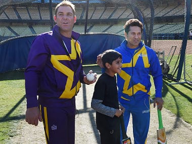 Cricket legends Shane Warne (L) of Australia and Sachin Tendulkar (R) of India stand with young fan Ryan Makhija, 9, during a clinic before the final T20 match at the Dodgers Stadium in Los Angeles, California on November 13, 2015. Tendulkar and Australian Shane Warne captain two All-Star sides in a three-match Twenty20 series in the US in a bid to spark interest in a sport alien to most Americans. AFP PHOTO / MARK RALSTON (Photo by MARK RALSTON / AFP)