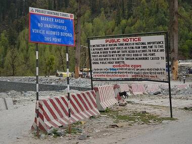 Lahaul-Spiti residents forcibly enter Rohtang tunnel to reach Manali, lose consciousness midway