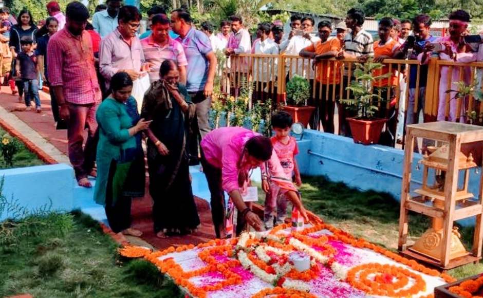 Anand Nyamegouda and his family pay tribute to his father Siddu Nyamagouda after getting elected in Jamakhandi by-election. Image courtesy: 101Reporters/Sangamesh Badiger Anand Nyamegouda and his family pay tribute to his father Siddu Nyamagouda after getting elected in Jamakhandi by-election. Image courtesy: 101Reporters/Sangamesh Badiger