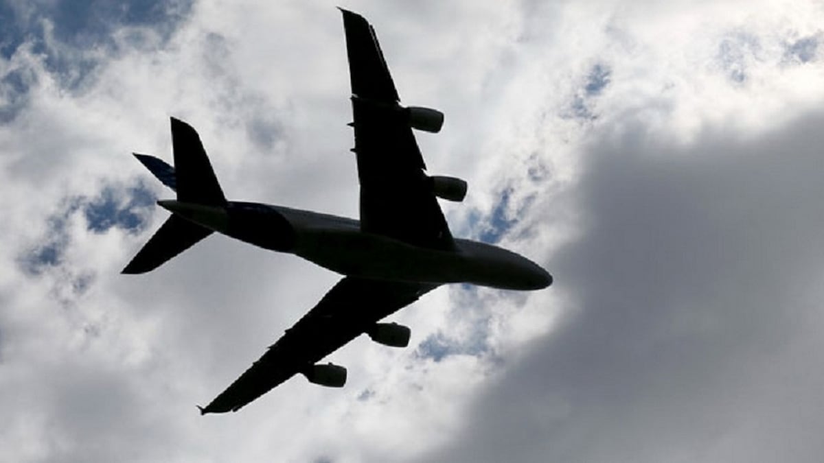 Longest direct passenger flight arrives in Sydney from New York in 17-hour 'ultra-long-haul' journey