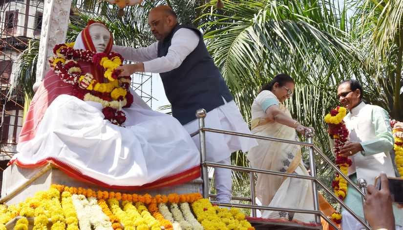 Amit Shah garlands the statue of Ahilyabai Holkar's at Rajwada in Indore. Image Courtesy: 101Reporters