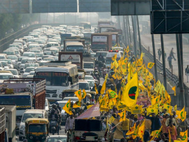 Protesting farmers brave chilly Delhi night at Ramlila Maidan; agitation to continue on Friday Protesting farmers brave chilly Delhi night at Ramlila Maidan; agitation to continue on Friday