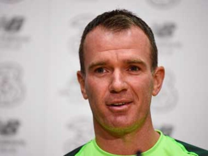 Glenn Whelan to captain Republic of Ireland against Northern Ireland over a year after last international appearance