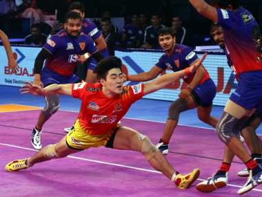 Pro Kabaddi League 2018: Gujarat Fortunegiants down Dabang Delhi; UP, Bengal Warriors play out thrilling tie Pro Kabaddi League 2018: Gujarat Fortunegiants down Dabang Delhi; UP, Bengal Warriors play out thrilling tie