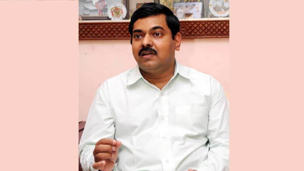 Professor S unveiling the aerosols in climate change. Image courtesy: IISc