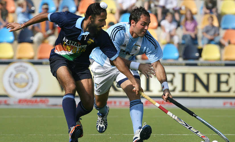 India's Rajpal Singh (L) challenges Argentina's Marco A. Riccardi during the Argentina vs India Field Hockey World Cup classification match 16 September 2006 in Moenchengladbach, western Germany. Argentina won 3 to 2. AFP PHOTO JOHN MACDOUGALL (Photo by JOHN MACDOUGALL / AFP)