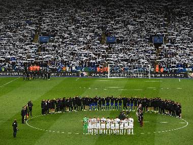 Players observe a minute's silence for Leicester City chairman Vichai Srivaddhanaprabha ahead of the English Premier League match between Leicester City and Burnley. AFP
