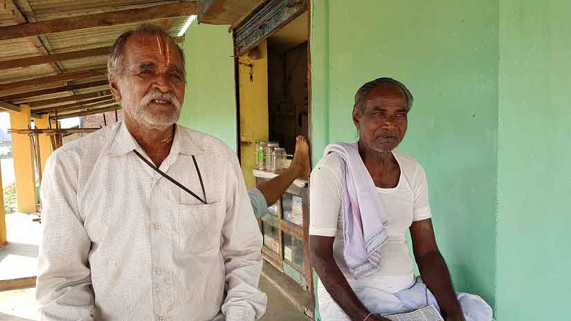 Elders in Chhattisgarh's Lakha village near Raipur share details of the sorry state of affairs in the area. Image Courtesy: 101Reporters