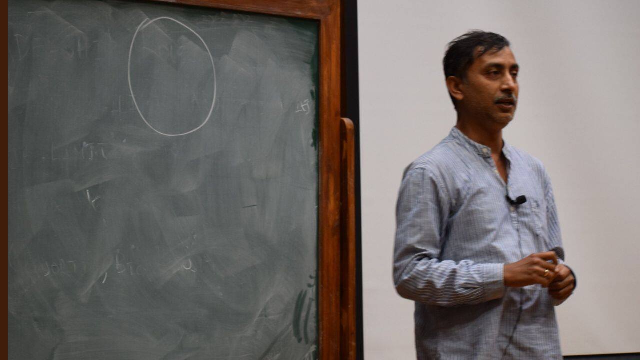 Professor Mallik delves into lipid rafts, spherical cows and motor proteins during a guest lecture at TIFR Hyderabad. Image courtesy: Twitter/@TIFR_Hyderabad
