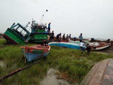 Damaged boats on the banks of Nagapattinam. Image: Mydeen Abdul Kadar / 101Reporters